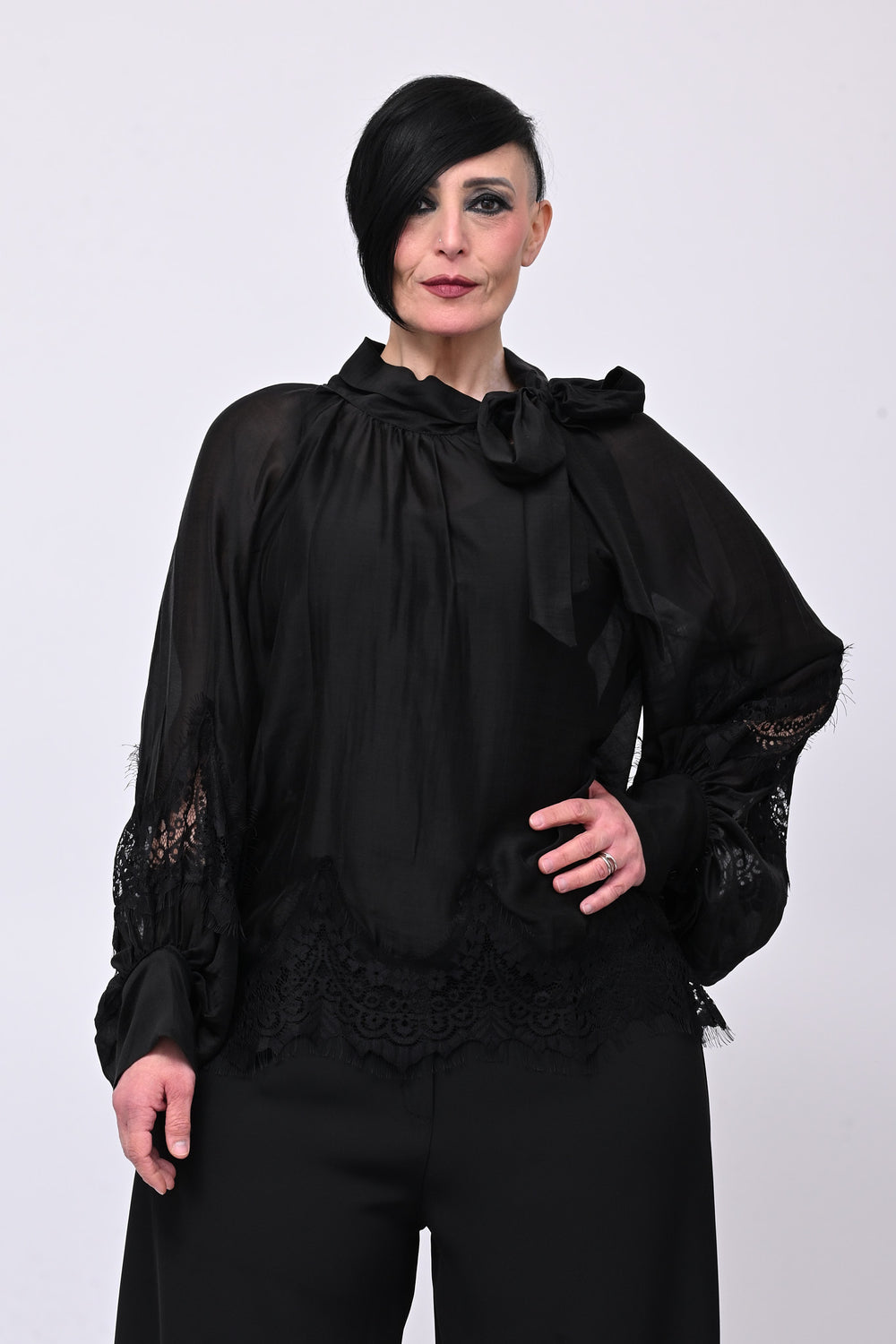 Blusa cravattino pizzo - Nero