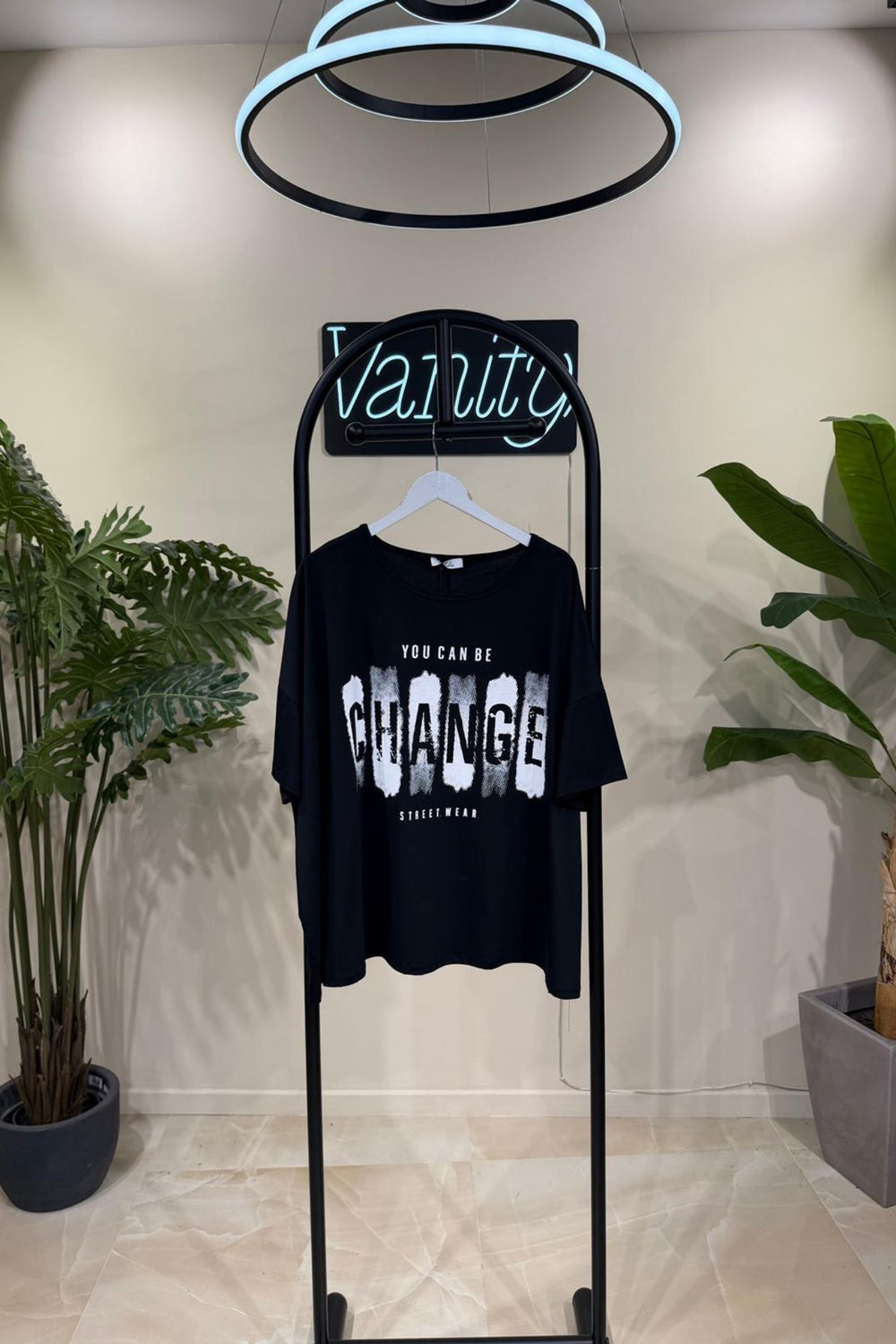 T-shirt over CHANGE - Nero