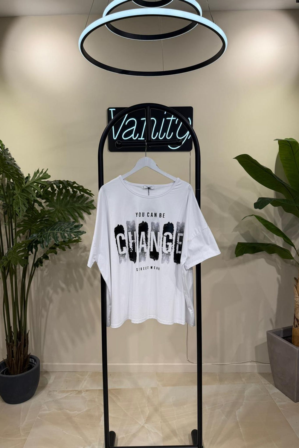 T-shirt over CHANGE - Bianco