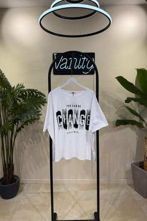 T-shirt over CHANGE - Bianco