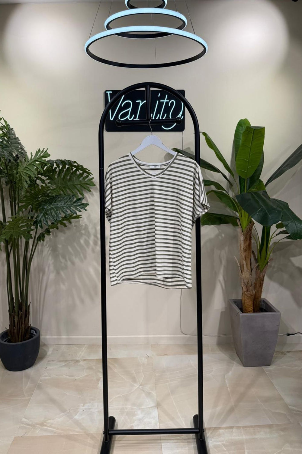 T-shirt righe V - Verde militare