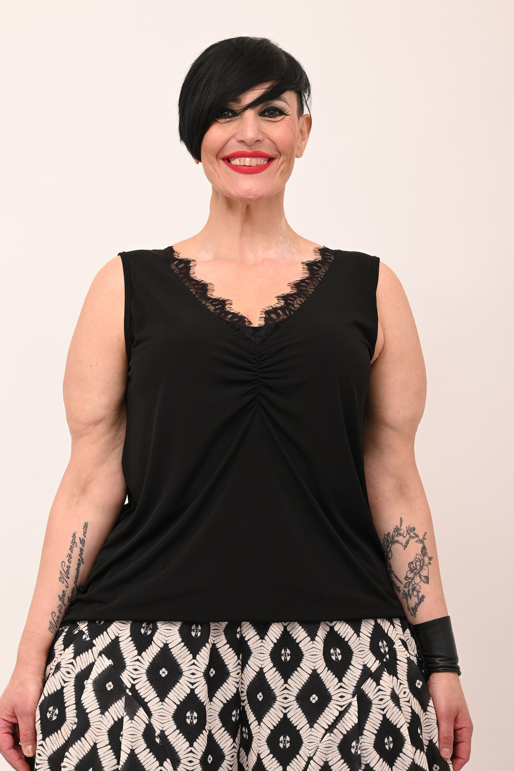 Top scollo V pizzo - Nero