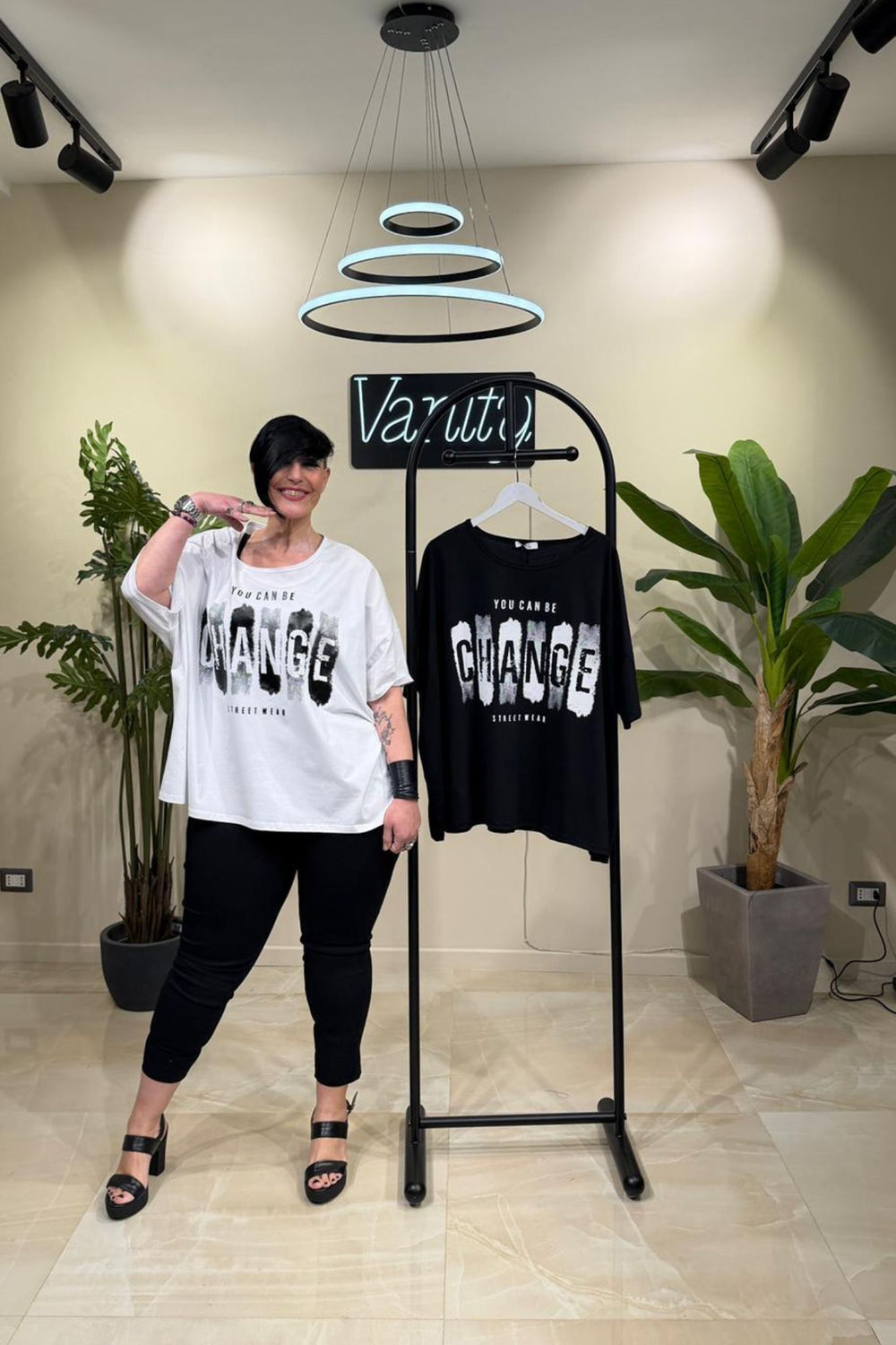 T-shirt over CHANGE - Bianco