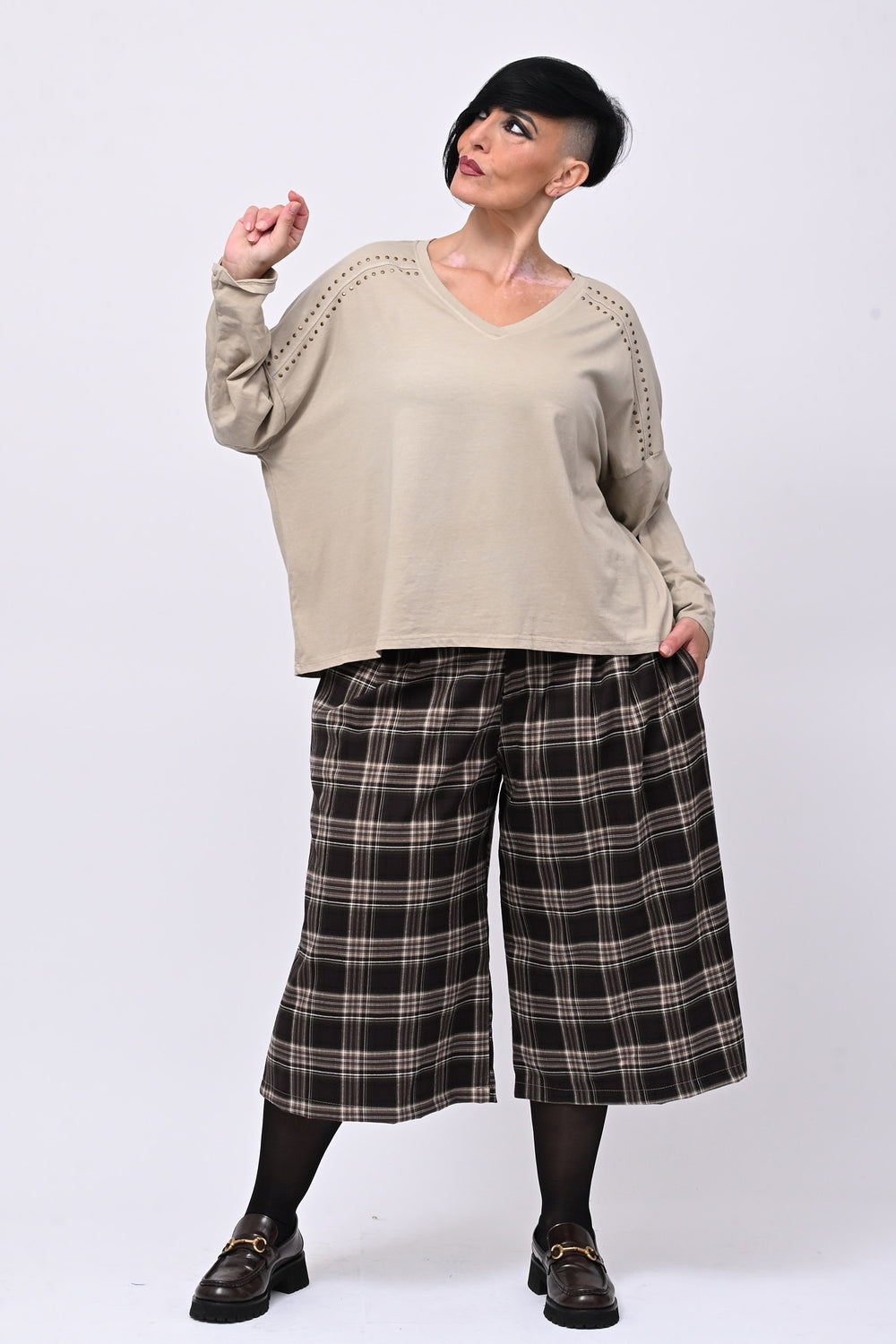 Maglia scollo V borchie - Greige