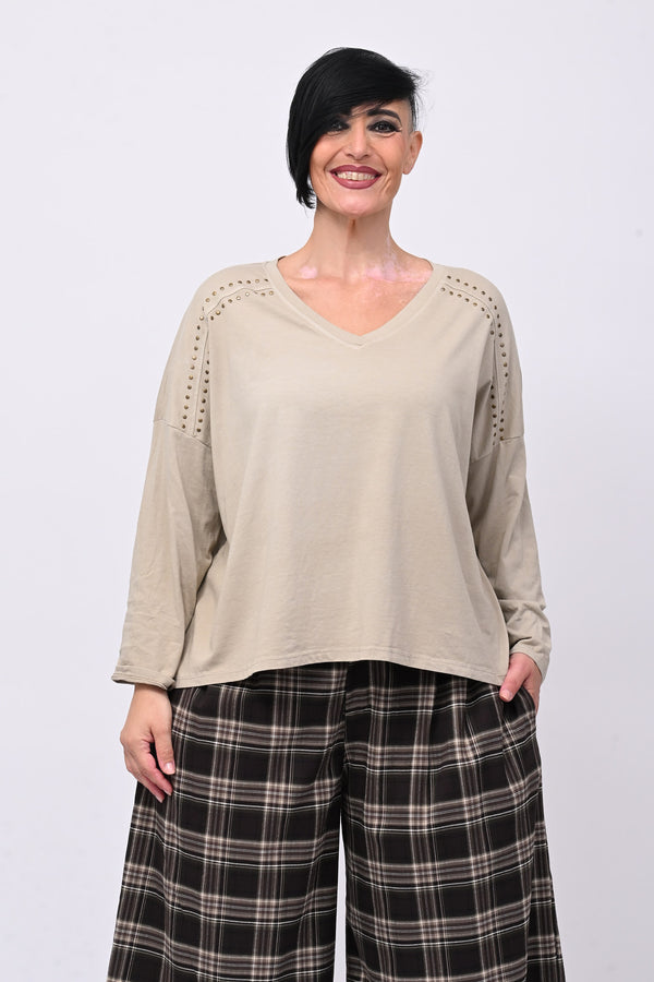 Maglia scollo V borchie - Greige