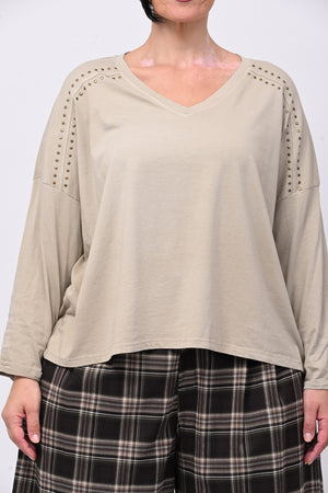 Maglia scollo V borchie - Greige