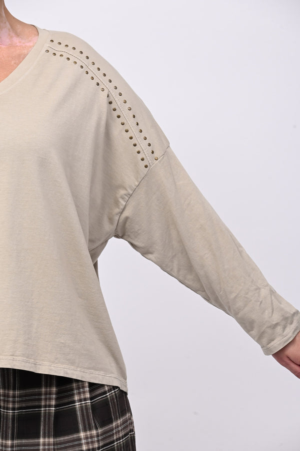 Maglia scollo V borchie - Greige