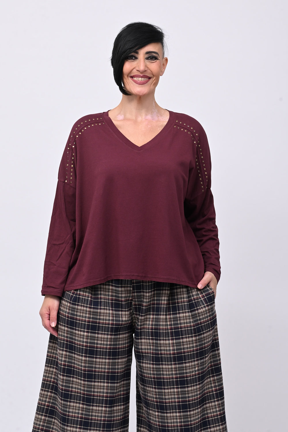 Maglia scollo V borchie - Vino