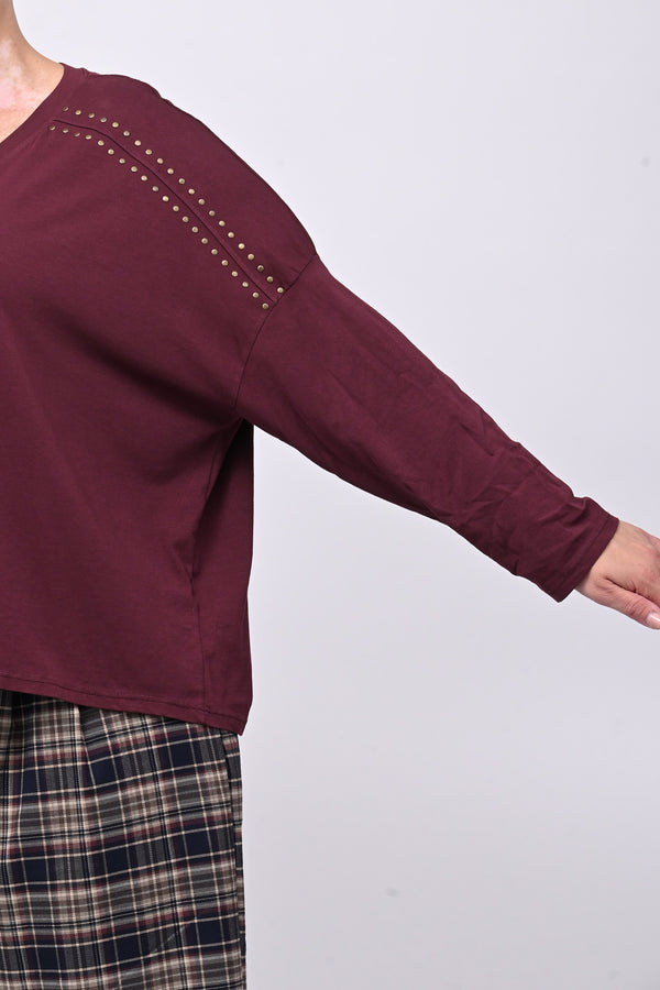 Maglia scollo V borchie - Vino