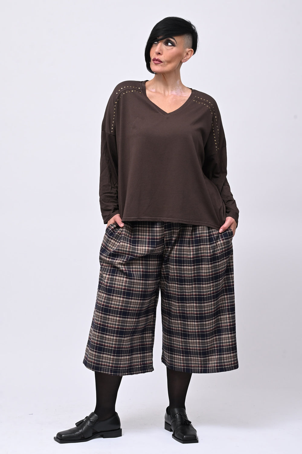 Maglia scollo V borchie - Moro