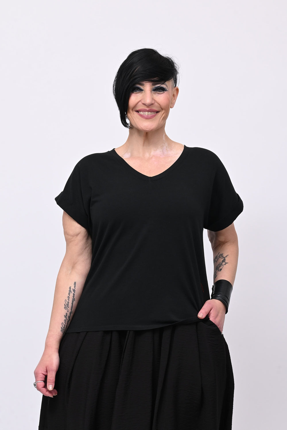 T-shirt V risvoltino - Nero