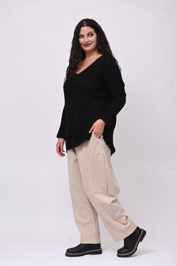 Pull traforato scollo V - Nero