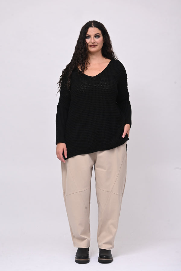 Pull traforato scollo V - Nero