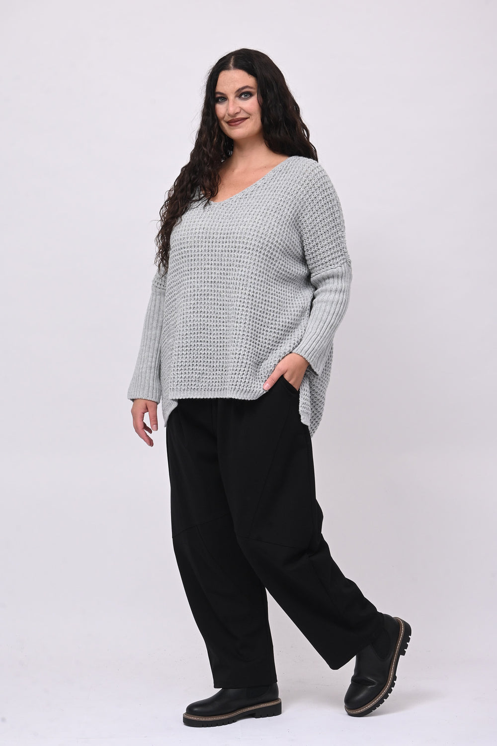 Pull traforato scollo V - Grigio chiaro