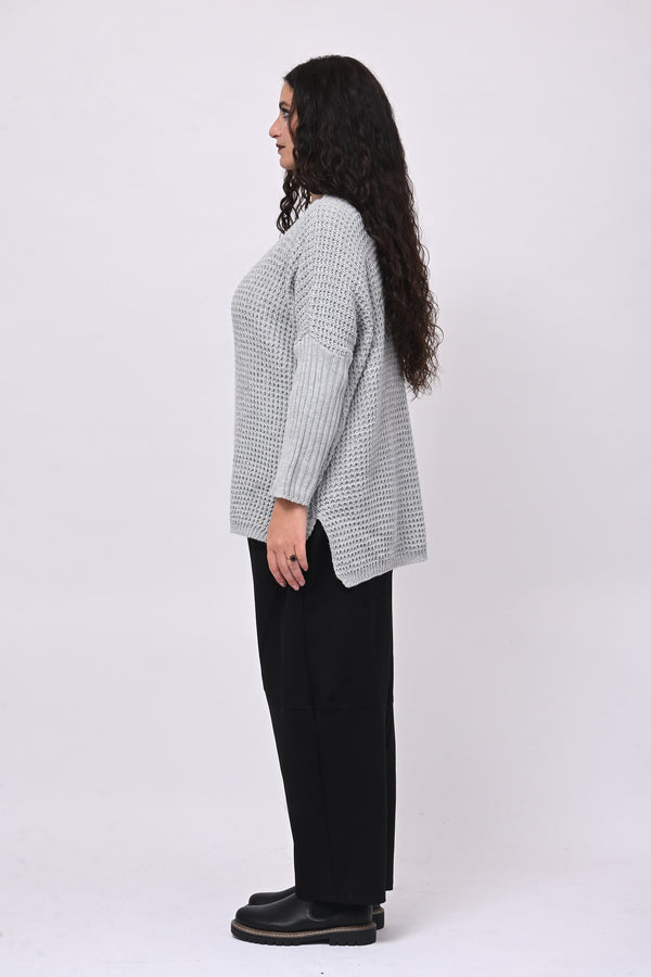 Pull traforato scollo V - Grigio chiaro