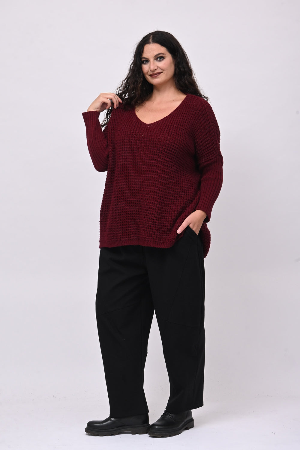 Pull traforato scollo V - Vino