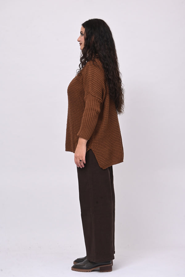 Pull traforato scollo V - Bruciato